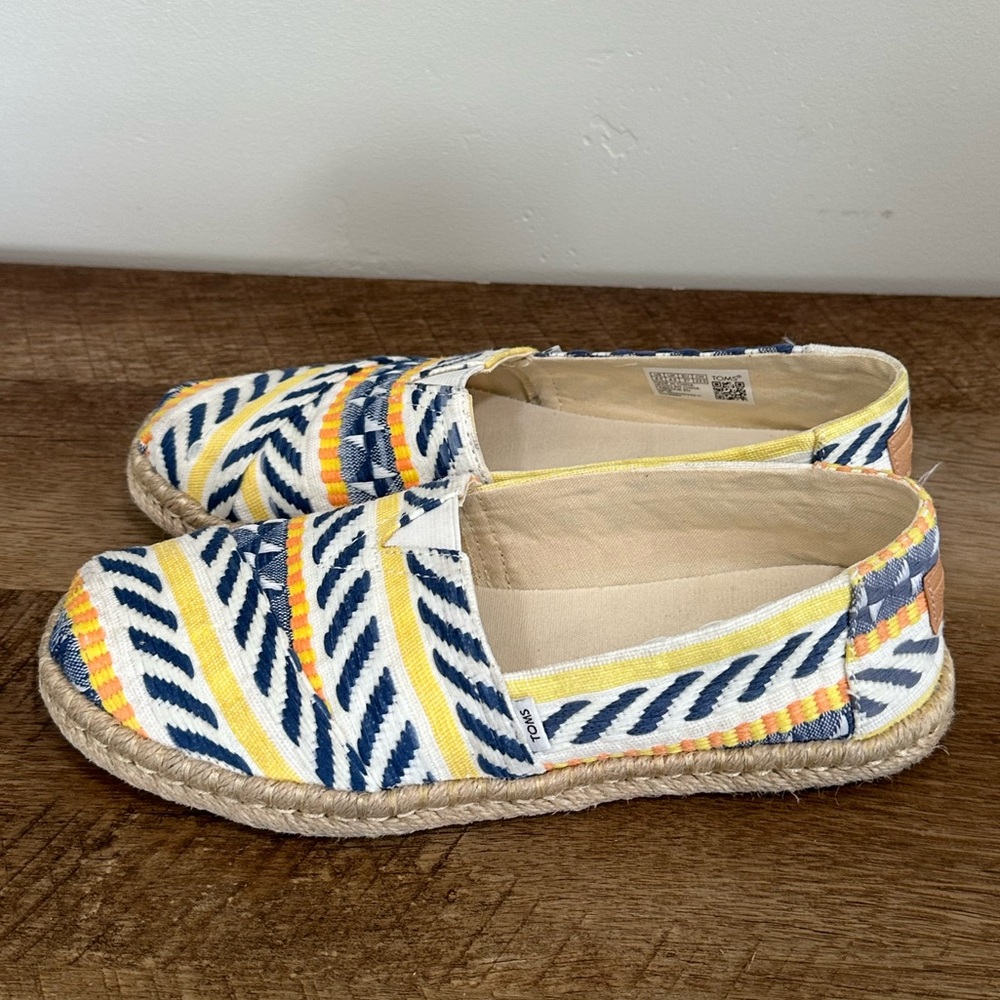 Toms Blue and Yellow Espadrilles with Chevron Pattern Boho - Picture 4 of 12